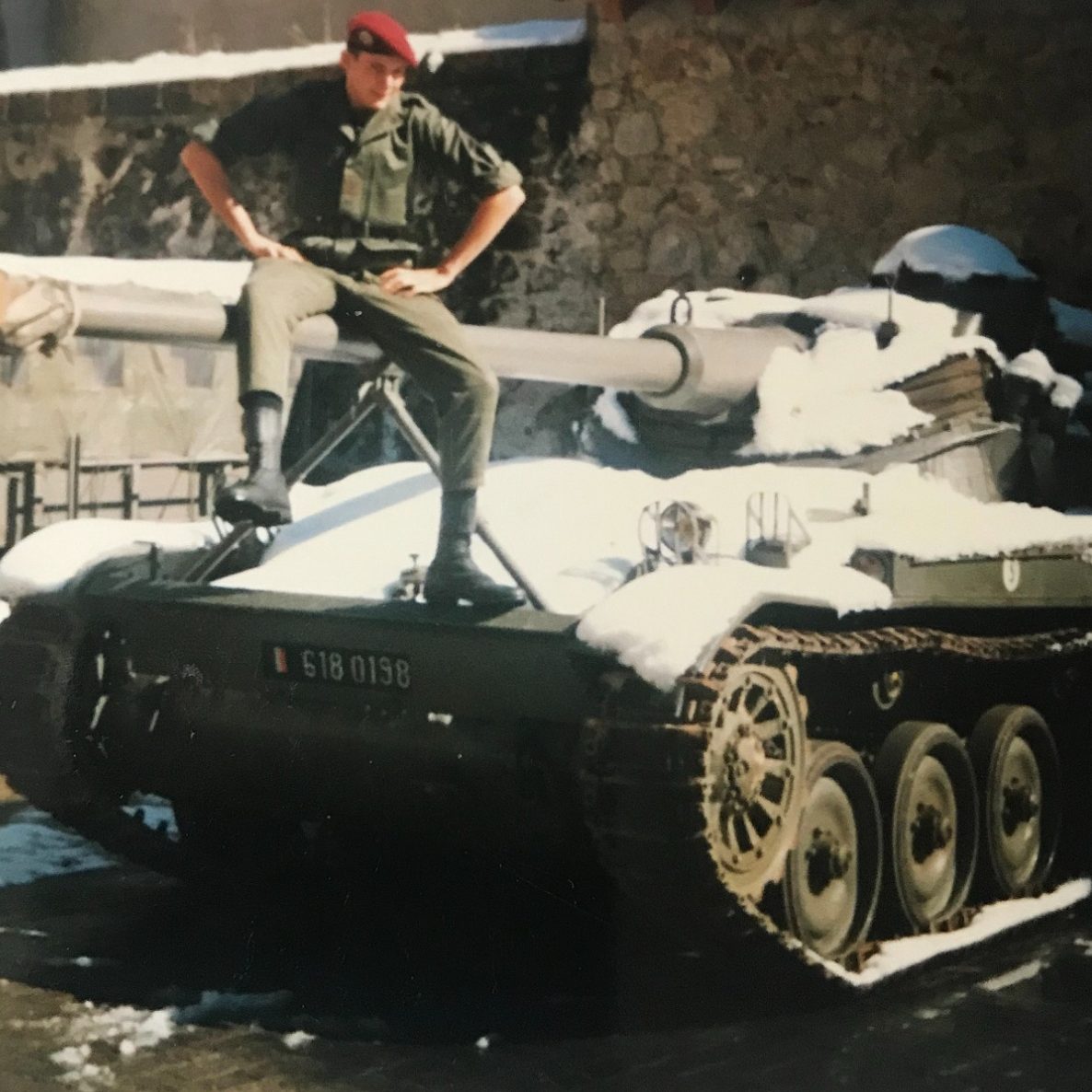 Soldat de l'armée française en uniforme du régiment des commando parachutiste, debout sur un char d'assaut, en hiver et recouvert de neige.